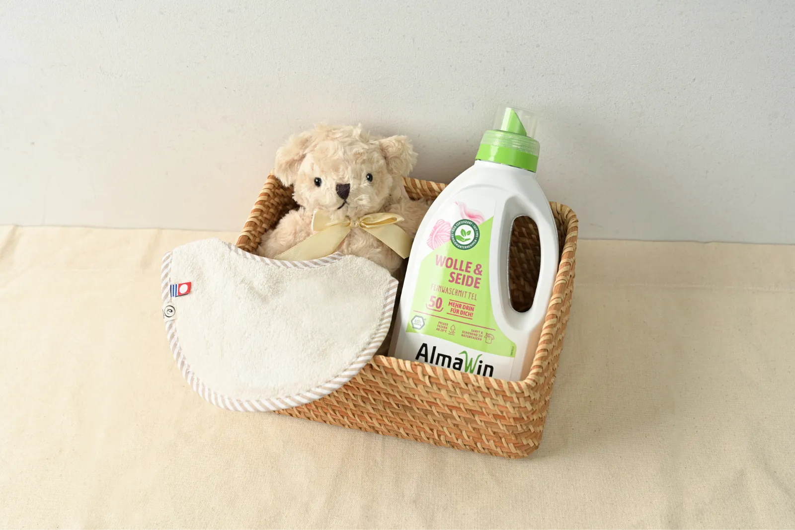 カゴに洗剤ボトルが入っている様子