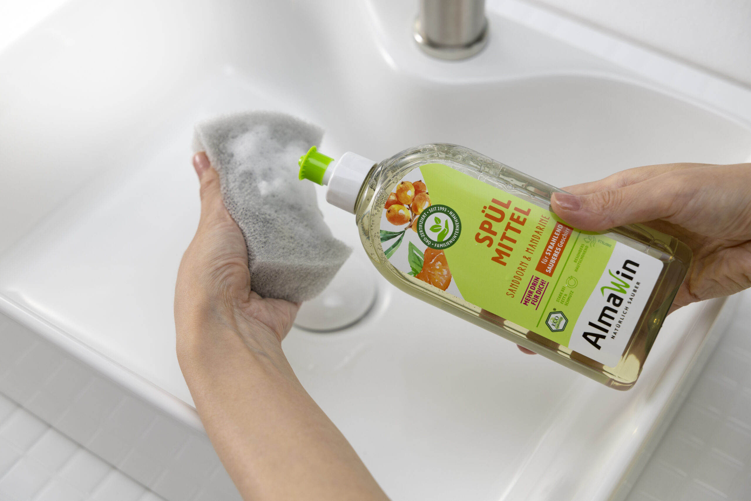 食器を洗っている様子